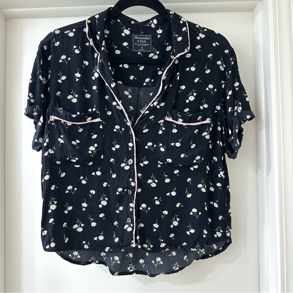 Abercrombie & Fitch Black Floral Button Down Blouse with Pockets, Size M